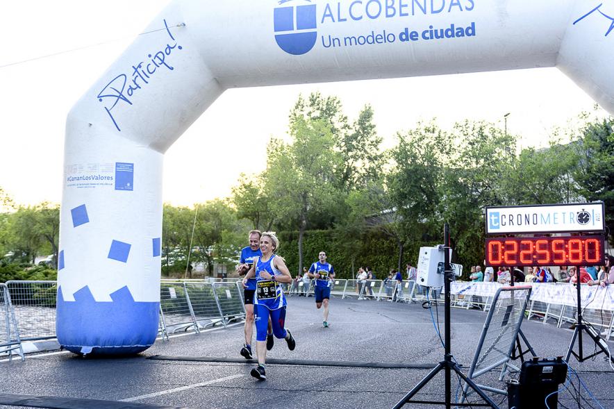Legua Nocturna 2019 - Imagen de corredores llegando a la meta.