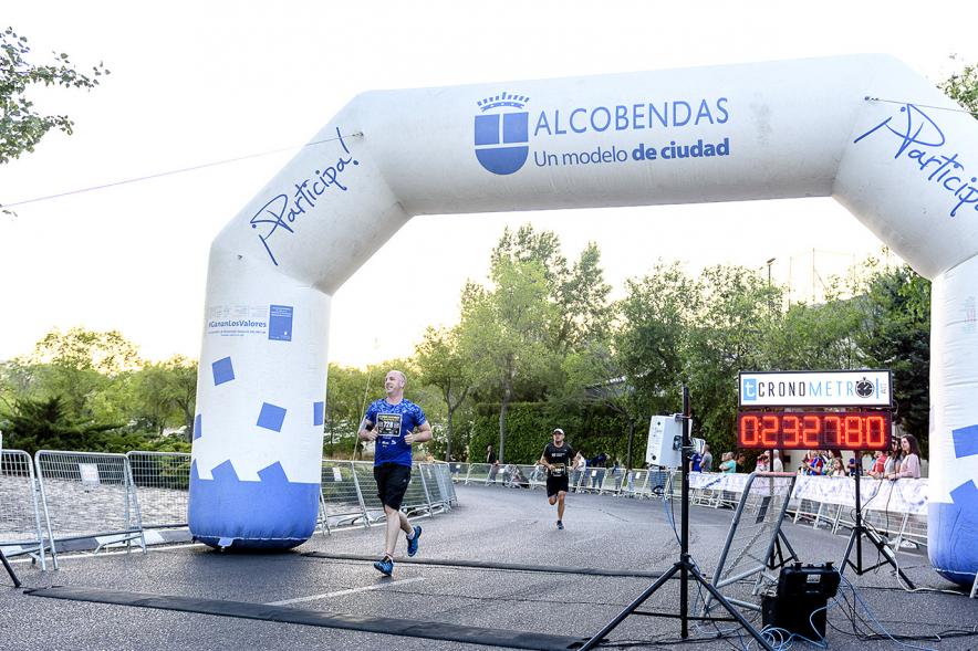 Legua Nocturna 2019 - Imagen de corredores llegando a la meta.