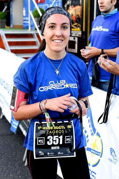Legua Nocturna 2019 - Imagen de una participante de la carrera mostrando su medalla.