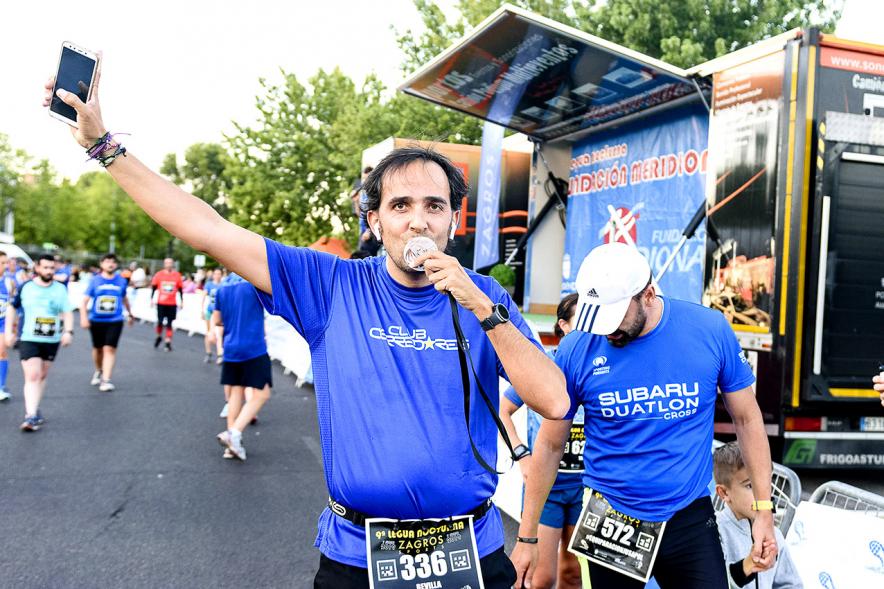 Legua Nocturna 2019 - Imagen de unos participantes de la carrera con sus medallas.