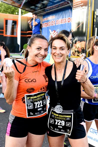 Legua Nocturna 2019 - Imagen de unas participantes de la carrera mostrando sus medallas.