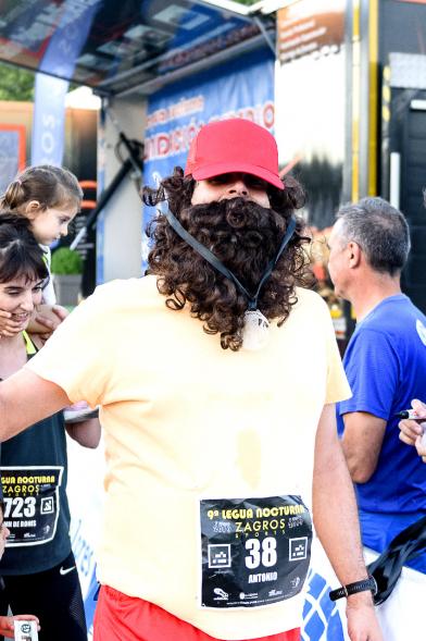 Legua Nocturna 2019 - Imagen de un participante de la carrera que va disfrazado.