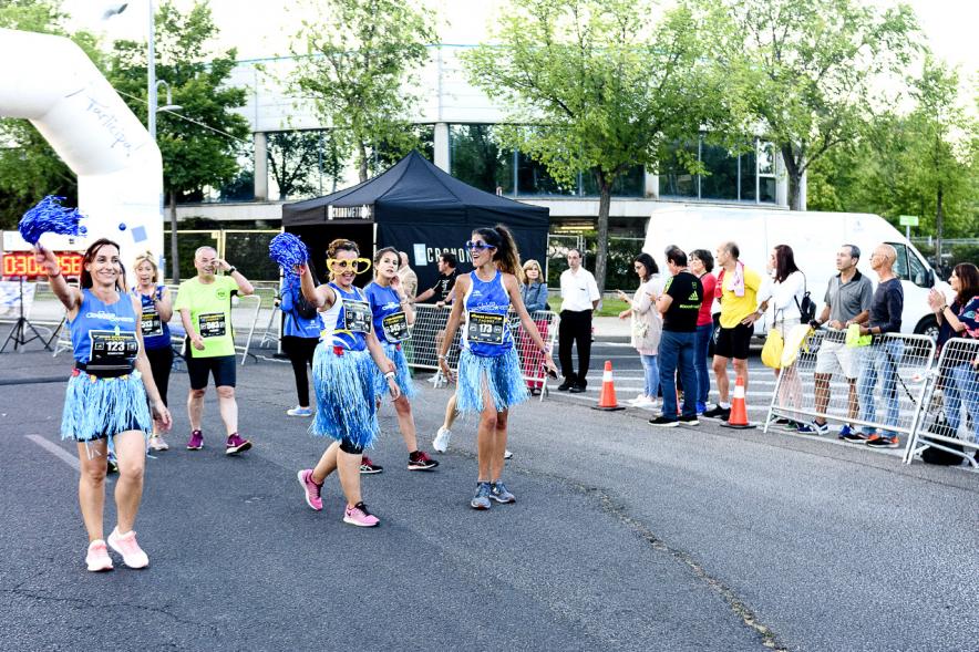Legua Nocturna 2019 - Imagen de unas participantes de la carrera que van disfrazadas.