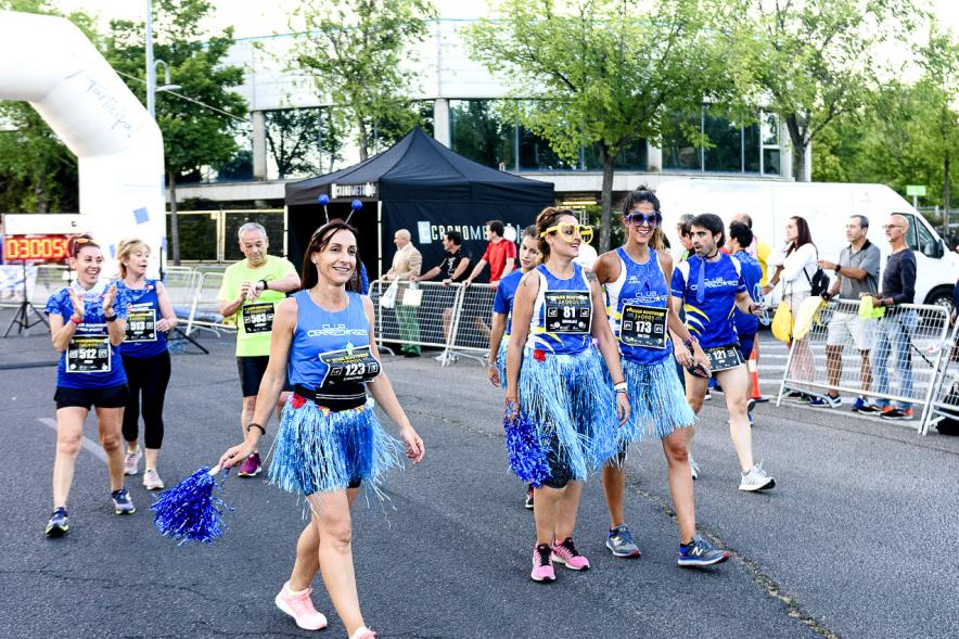 Legua Nocturna 2019 - Imagen de unas participantes de la carrera que van disfrazadas.