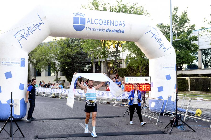 Legua Nocturna 2019 - Imagen de un corredor llegando a la meta.