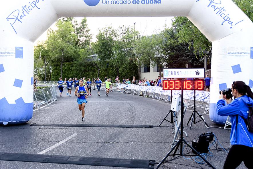 Legua Nocturna 2019 - Imagen de un corredor llegando a la meta.