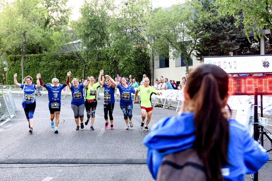 Legua Nocturna 2019 - Imagen de varias mujeres participantes de la carrera.