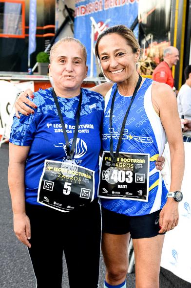 Legua Nocturna 2019 - Imagen de unas participantes de la carrera mostrando sus medallas.