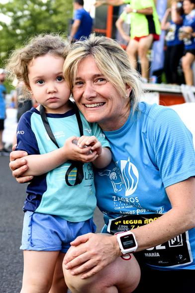 Legua Nocturna 2019 - Imagen de una participante posando con su hija.
