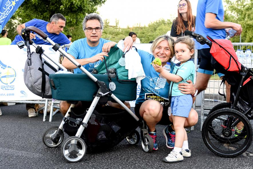 Legua Nocturna 2019 - Imagen de una familia participante de la carrera.