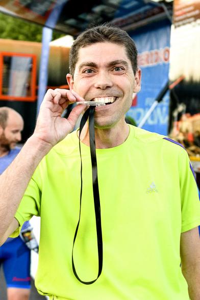 Legua Nocturna 2019 - Imagen de un participante de la carrera con su medalla.