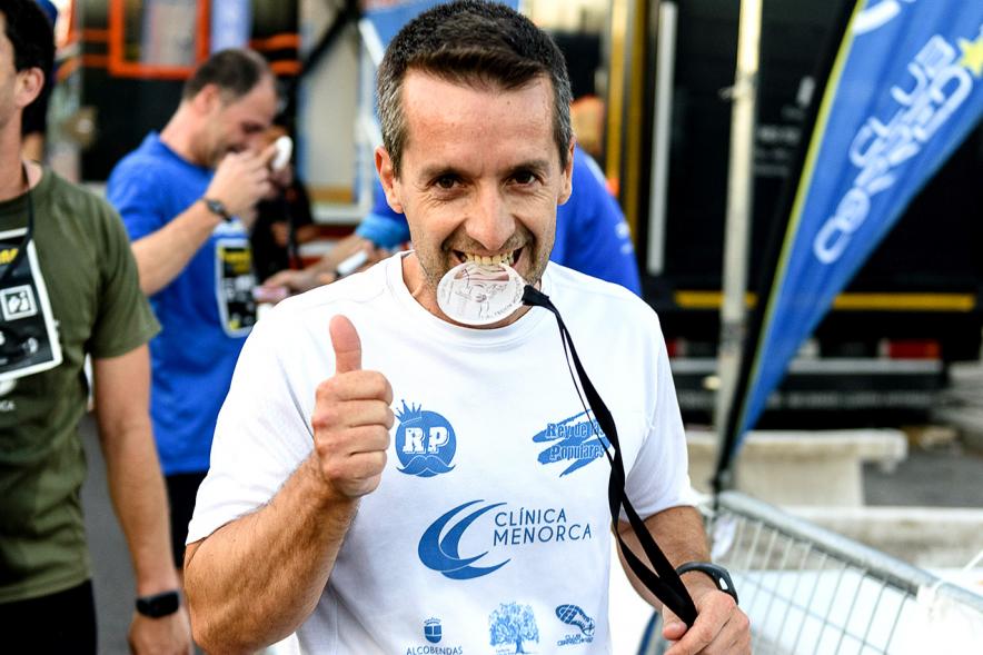 Legua Nocturna 2019 - Imagen de un participante de la carrera con su medalla.