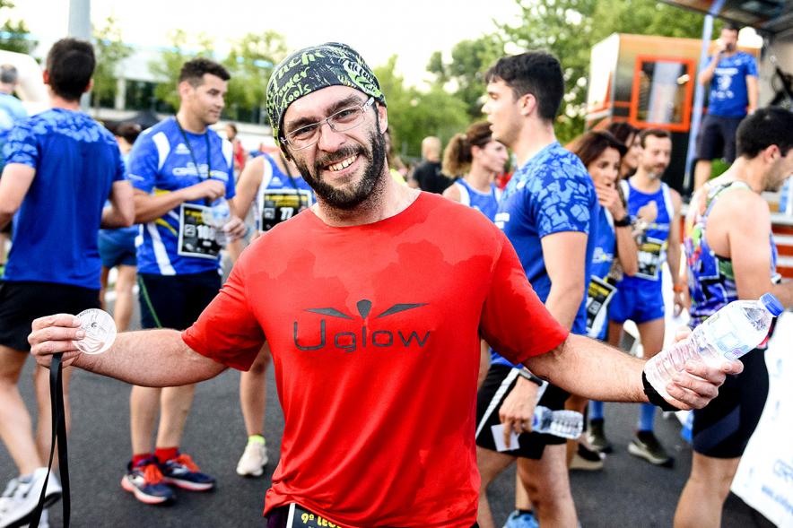 Legua Nocturna 2019 - Imagen de un participante de la carrera con su medalla.