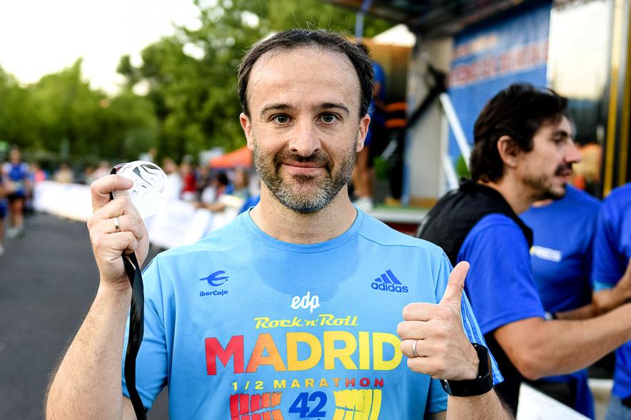 Legua Nocturna 2019 - Imagen de un participante de la carrera con su medalla.