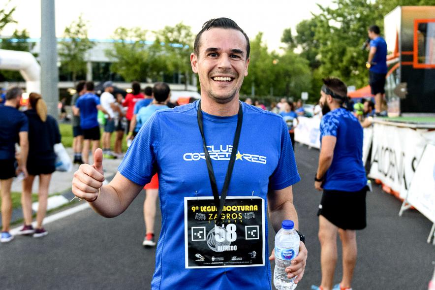 Legua Nocturna 2019 - Imagen de un participante de la carrera con su medalla.