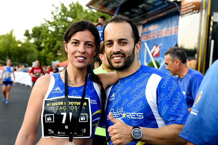 Legua Nocturna 2019 - Imagen de una pareja posando con sus medallas.