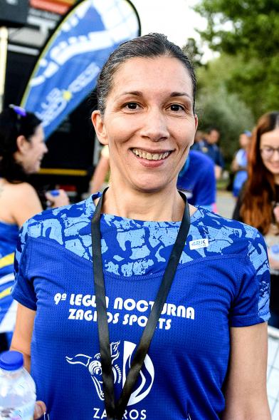 Legua Nocturna 2019 -  Imagen de una participante de la carrera mostrando su medalla.