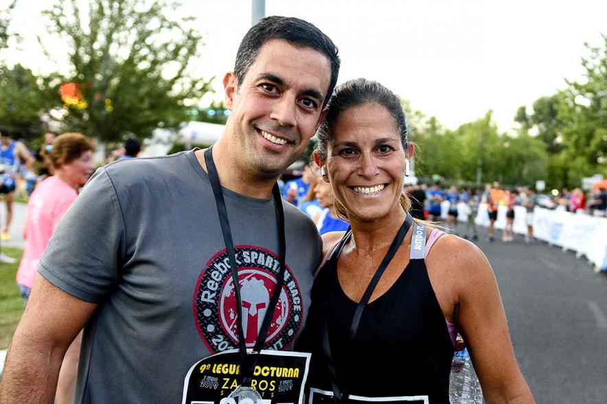 Legua Nocturna 2019 - Imagen de una pareja posando con sus medallas.