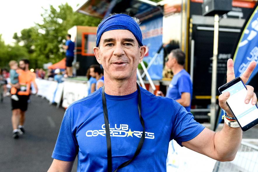 Legua Nocturna 2019 - Imagen de un participante de la carrera con su medalla.