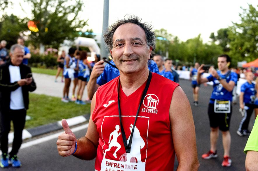 Legua Nocturna 2019 - Imagen de un participante de la carrera con su medalla.