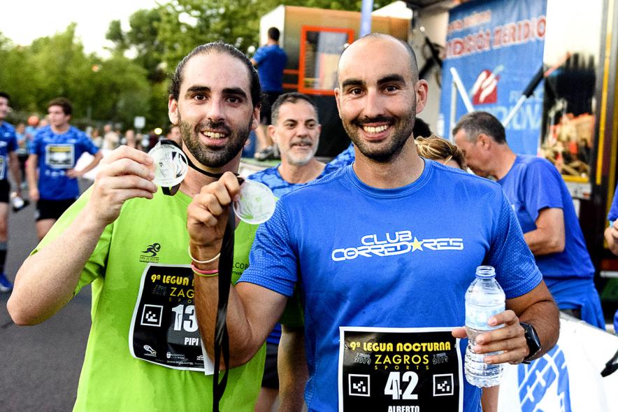 Legua Nocturna 2019 - Imagen de unos participantes de la carrera con sus medallas.