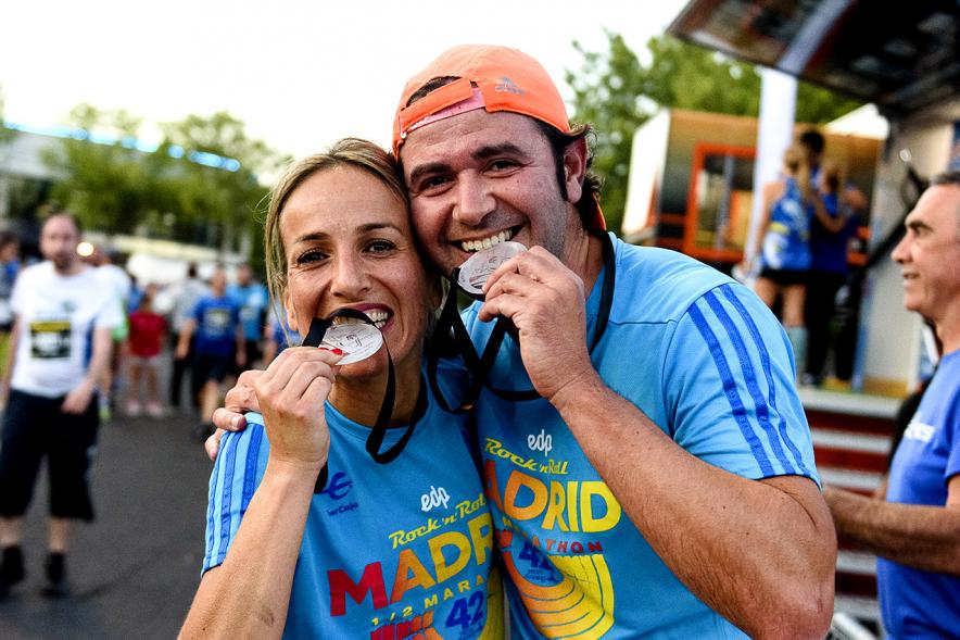 Legua Nocturna 2019 - Imagen de una pareja posando con sus medallas.