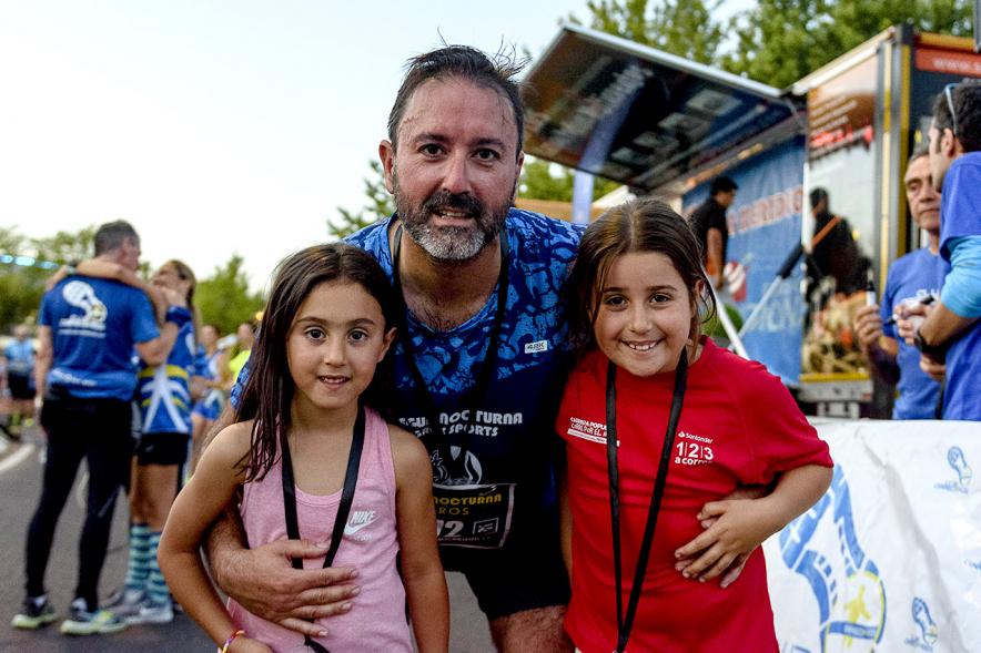 Legua Nocturna 2019 - Imagen de una participante posando con sus hijas.