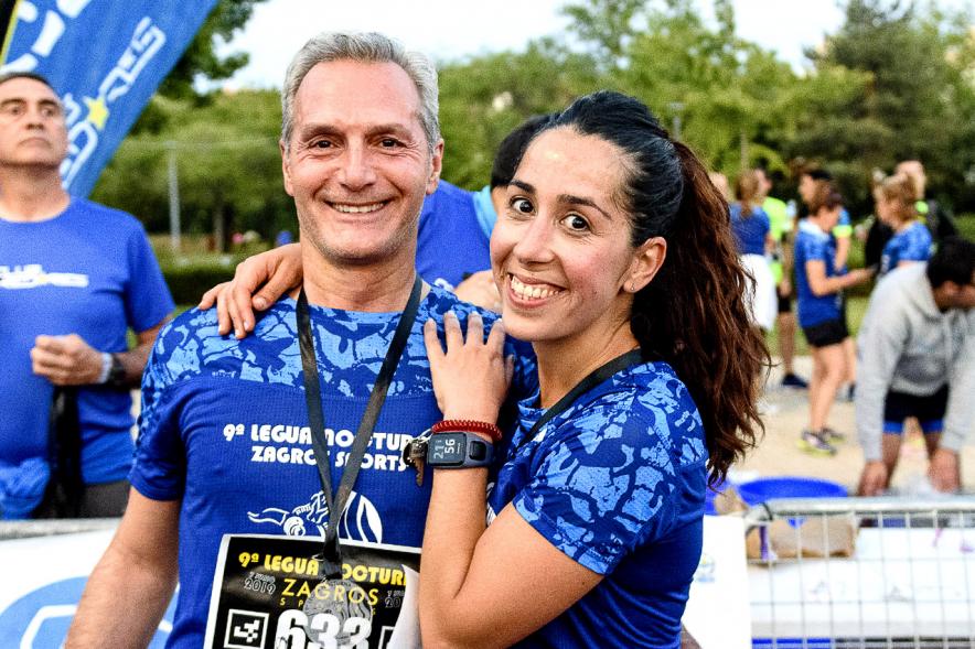 Legua Nocturna 2019 - Imagen de una pareja posando con sus medallas.