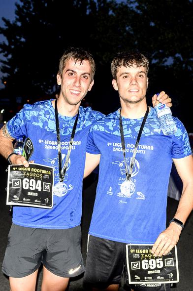 Legua Nocturna 2019 - Imagen de unos participantes de la carrera con sus medallas.