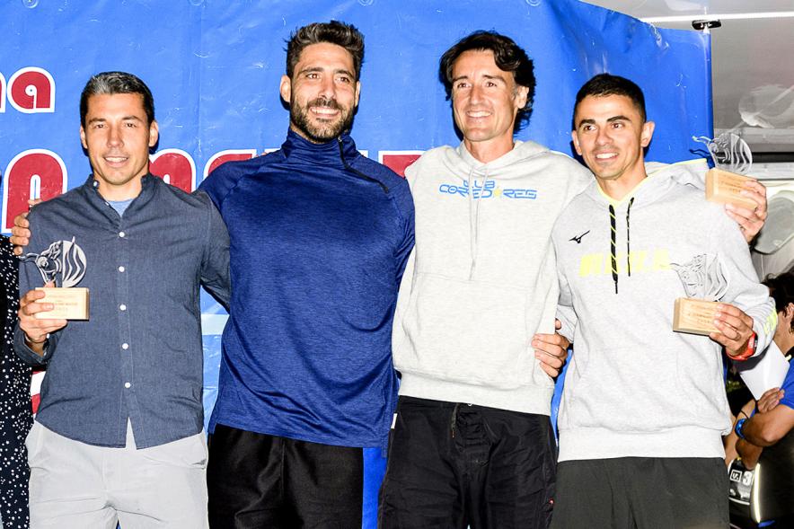Legua Nocturna 2019 - Imagen de Jaime Nava, capitán de la Selección Española de Rugby junto a otras personas en el pódium.