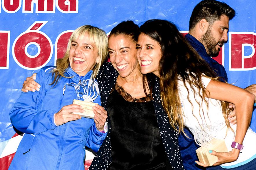 Legua Nocturna 2019 - Imagen de una corredora recibiendo su premio en el pódium.