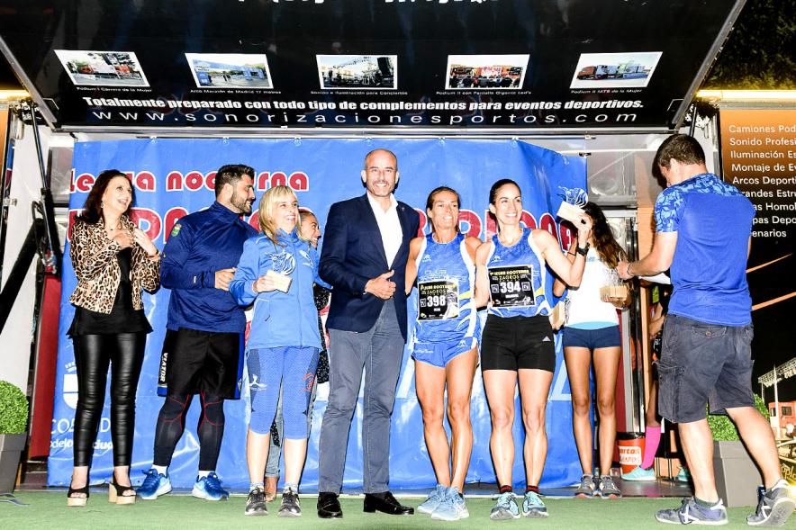 Legua Nocturna 2019 - Imagen de unas corredoras recibiendo su premio en el pódium.