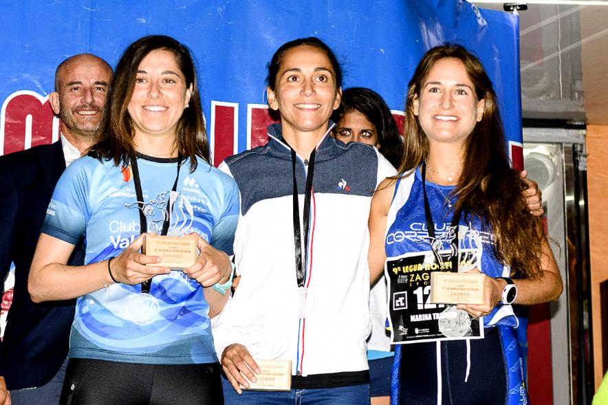 Legua Nocturna 2019 - Imagen de tres corredoras con sus respectivos premios.