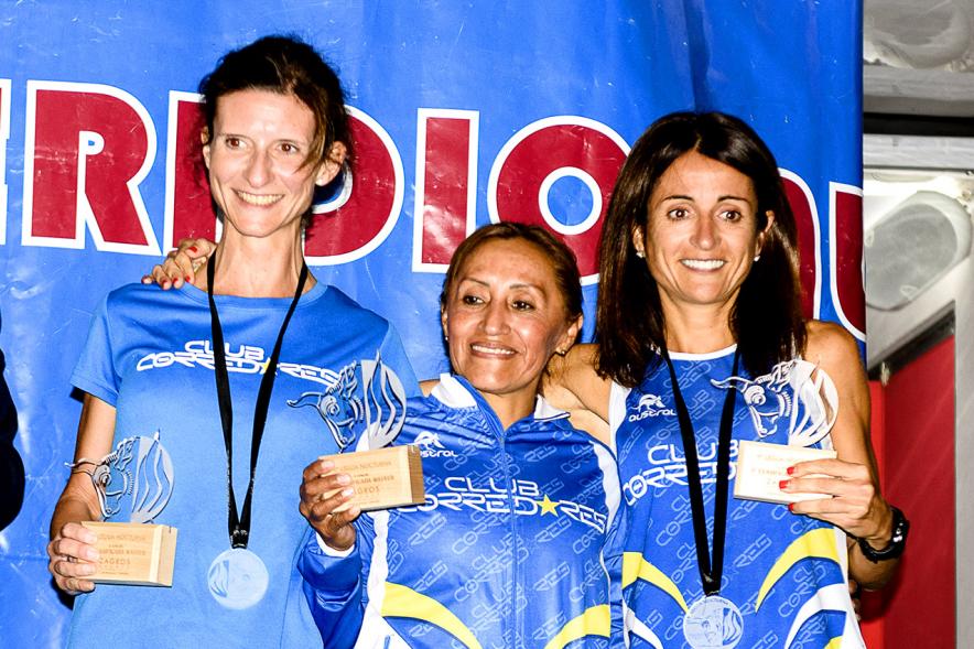 Legua Nocturna 2019 - Imagen de tres corredoras con sus respectivos premios.