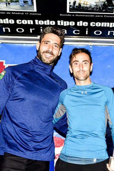 Legua Nocturna 2019 - Imagen de Jaime Nava, capitán de la Selección Española de Rugby en el pódium con un corredor.