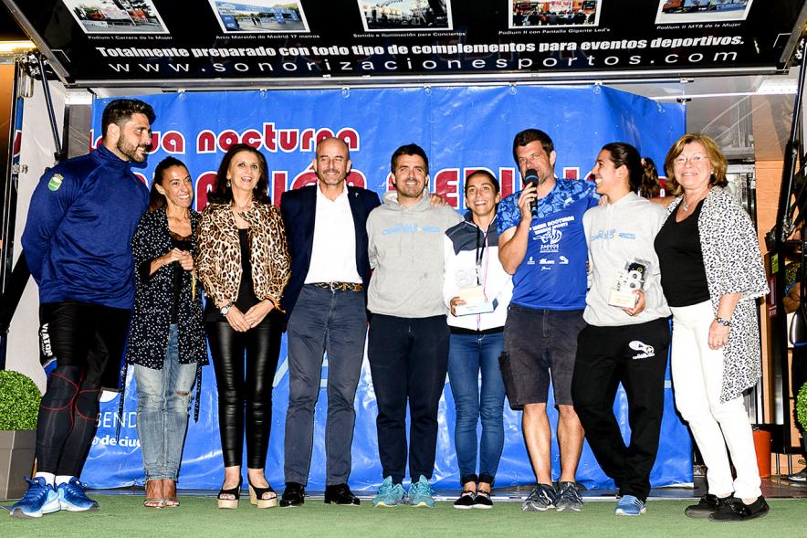 Legua Nocturna 2019 - Imagen de varias personalidades en el pódium, donde podemos ver entre otros a la concejal de deportes Mar Rodríguez y a Jaime Nava, capitán de la Selección Española de Rugby.