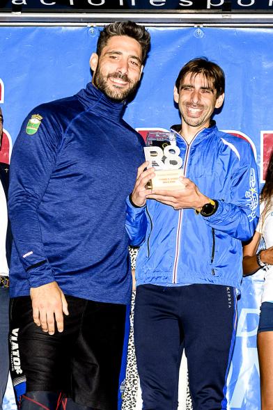 Legua Nocturna 2019 - Imagen de Jaime Nava, capitán de la Selección Española de Rugby en el pódium con un corredor.