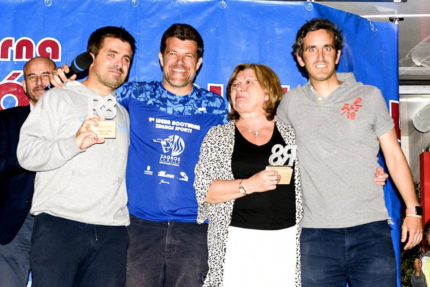 Legua Nocturna 2019 - Imagen de personas en el pódium recibiendo recibiendo unos recuerdos.