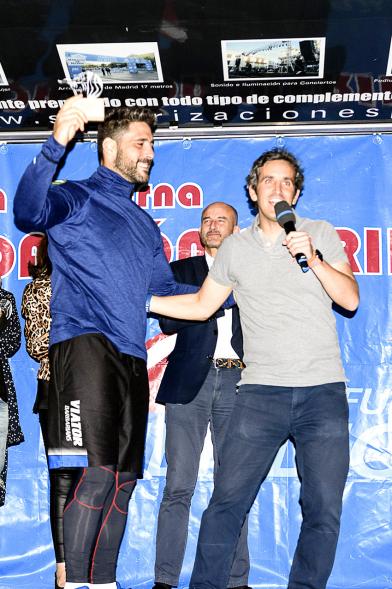 Legua Nocturna 2019 - Imagen de Jaime Nava, capitán de la Selección Española de Rugby junto a otra persona en el pódium.