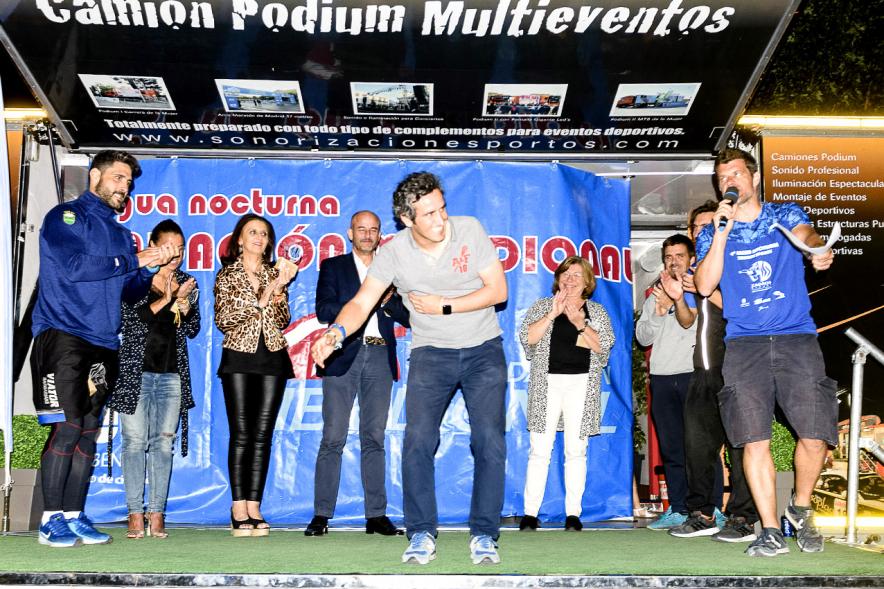 Legua Nocturna 2019 - Imagen de varias personalidades en el pódium, donde podemos ver entre otros a la concejal de deportes Mar Rodríguez y a Jaime Nava, capitán de la Selección Española de Rugby.