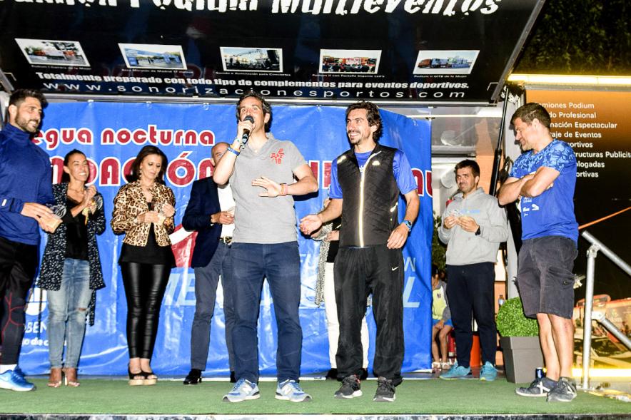 Legua Nocturna 2019 - Imagen de varias personalidades en el pódium, donde podemos ver entre otros a la concejal de deportes Mar Rodríguez y a Jaime Nava, capitán de la Selección Española de Rugby.
