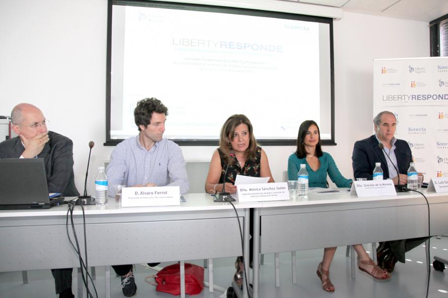 Inauguración Jornada "Liberty Responde" - Imagen vista general de la mesa de debate al completo.