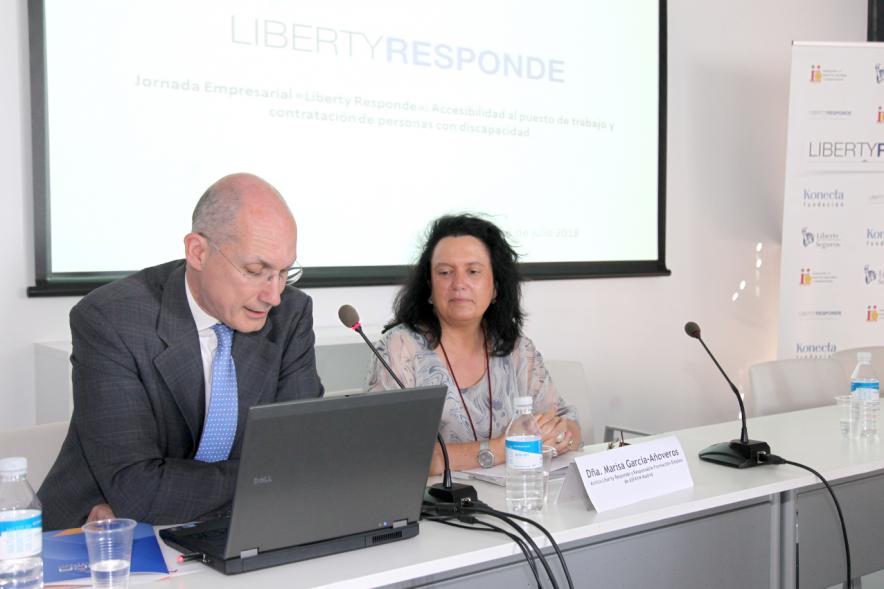Inauguración Jornada "Liberty Responde" - Imagen de una de las autoridades que participa en la mesa de debate en un momento de su intervención.