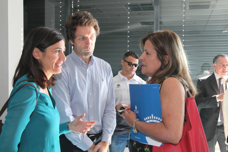 Inauguración Jornada "Liberty Responde" - Imagen de un grupo de personas charlando entre ellos.