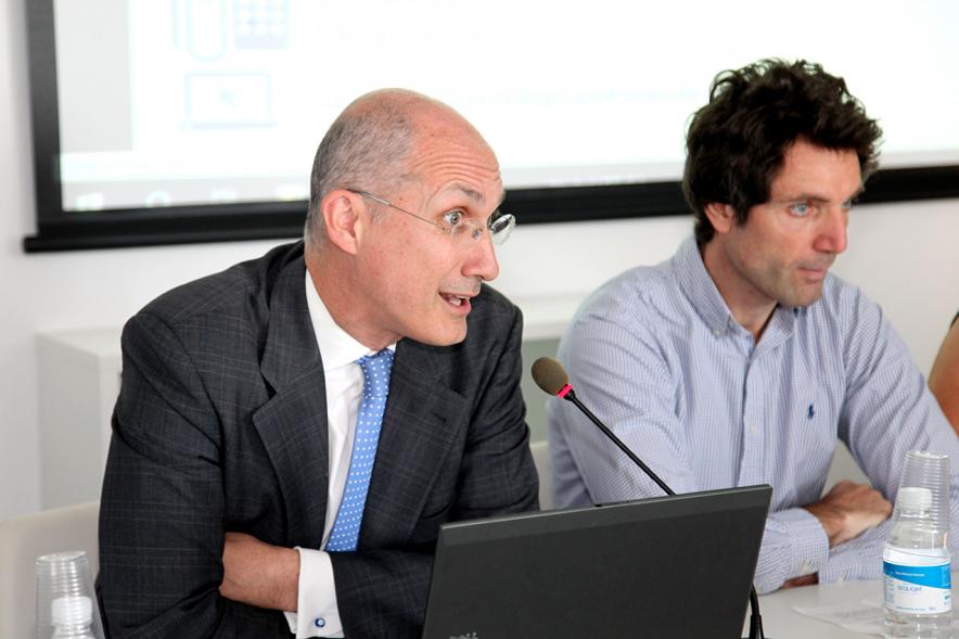 Inauguración Jornada "Liberty Responde" - Imagen de una de las autoridades que participa en la mesa de debate en un momento de su intervención.