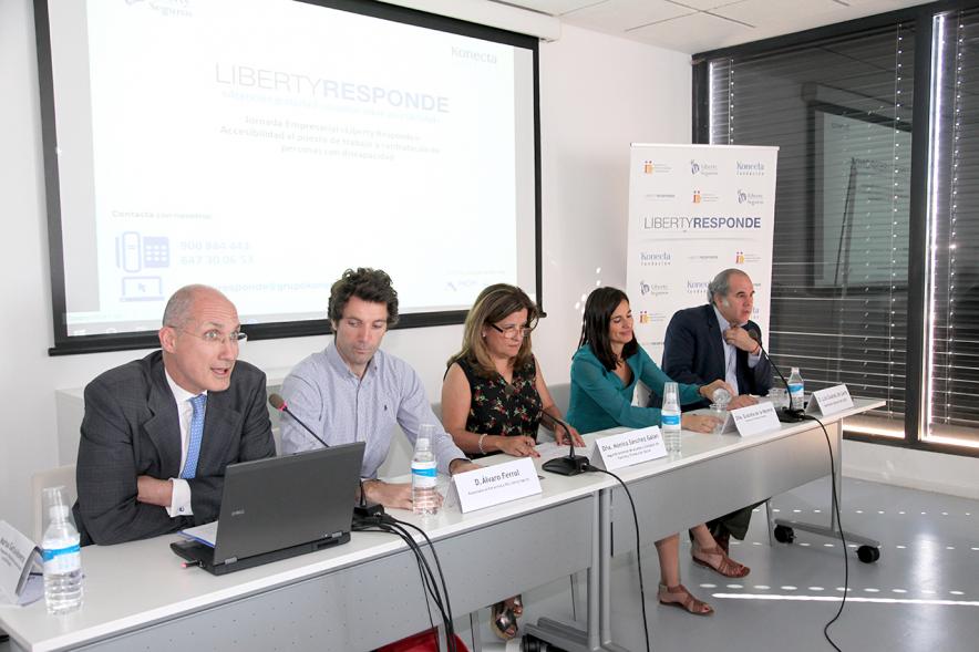 Inauguración Jornada "Liberty Responde" - Imagen vista general de la mesa de debate al completo.