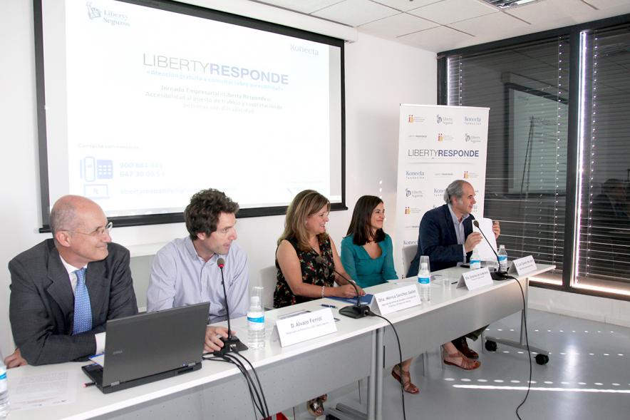 Inauguración Jornada "Liberty Responde" - Imagen vista general de la mesa de debate al completo.