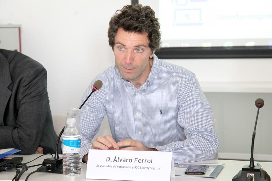 Inauguración Jornada "Liberty Responde" - Imagen de una de las autoridades que participa en la mesa de debate en un momento de su intervención.