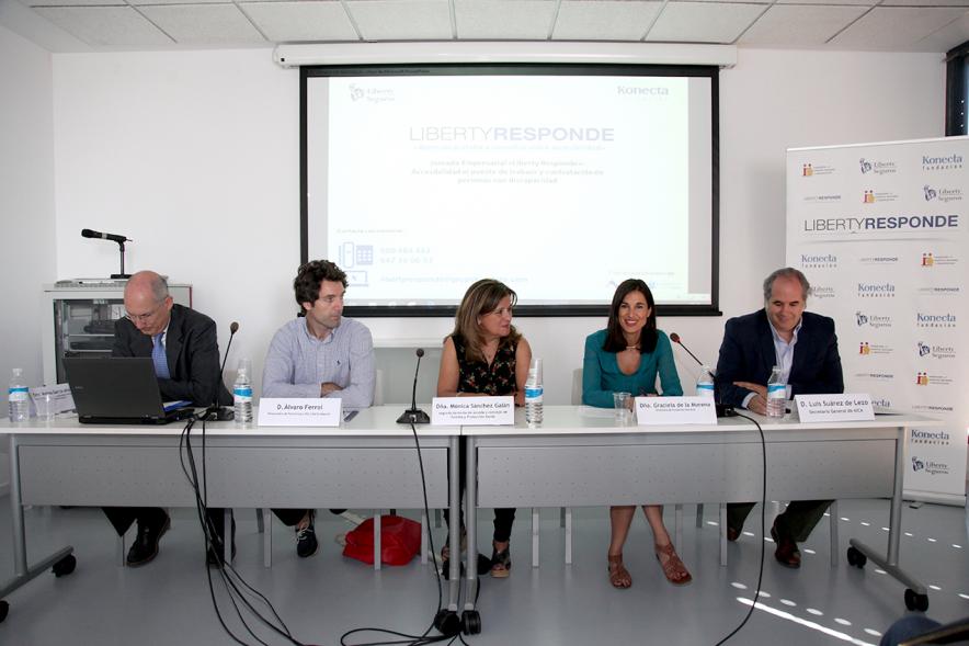 Inauguración Jornada "Liberty Responde" - Imagen vista general de la mesa de debate al completo.