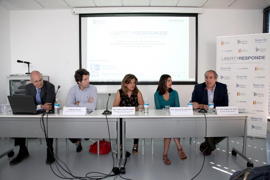 Inauguración Jornada "Liberty Responde" - Imagen vista general de la mesa de debate al completo.